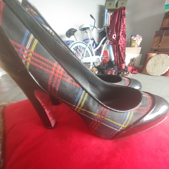 Betsy Johnson Patented Leather High Heals.Gorgeous - Picture 2 of 7